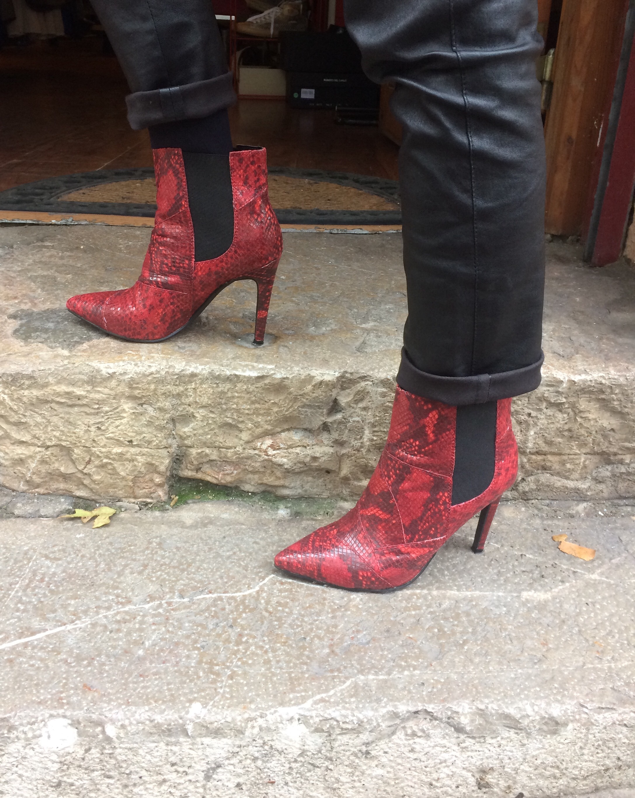 Bottines en cuir fa on serpent rouge