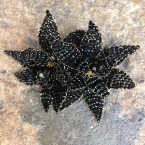 Broche fleurs noires