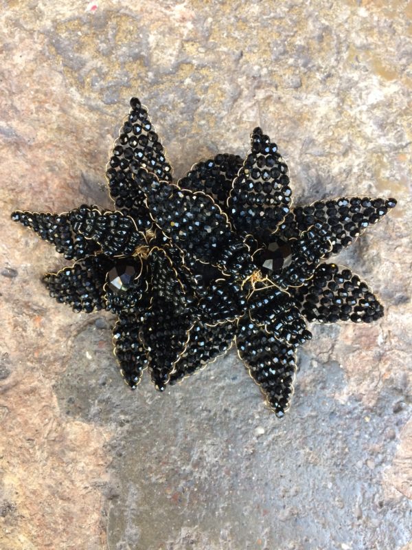 Broche fleurs noires