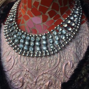 collier plastron strass